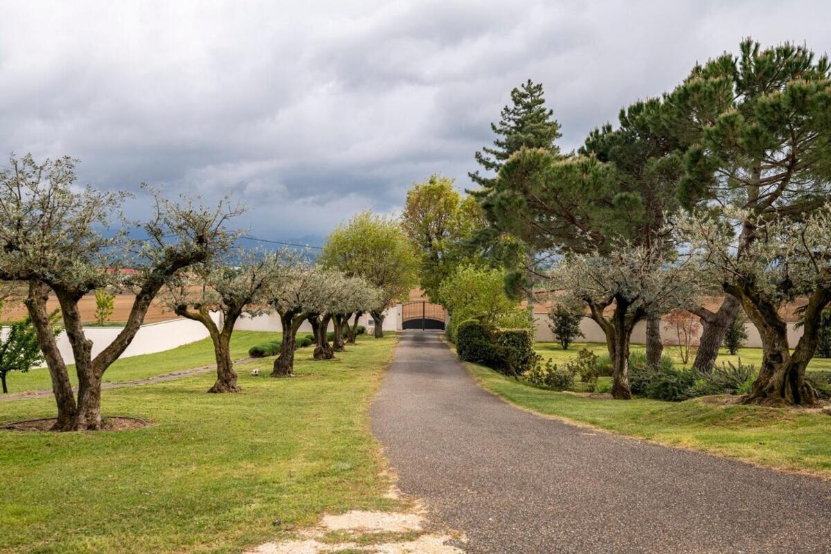 La Villa Moursoise 4 Etoiles Bagian luar foto