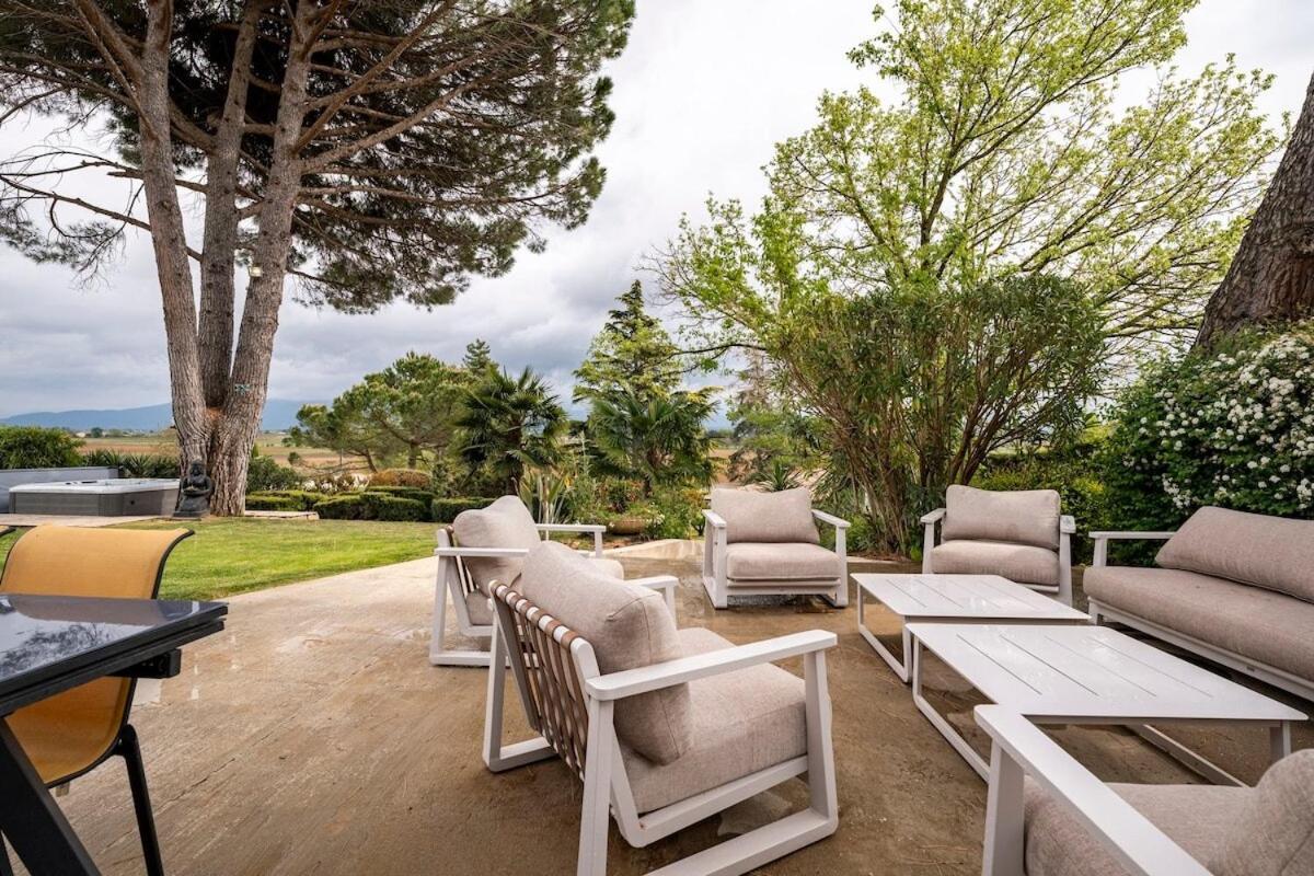 La Villa Moursoise 4 Etoiles Bagian luar foto