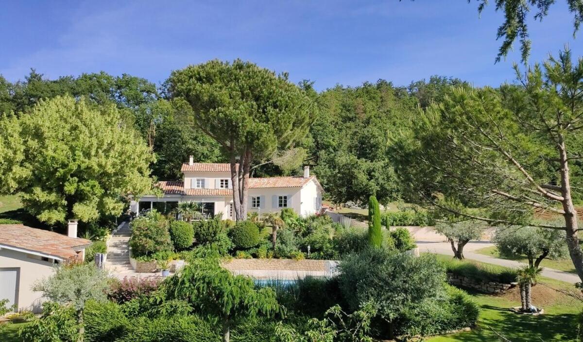 La Villa Moursoise 4 Etoiles Bagian luar foto
