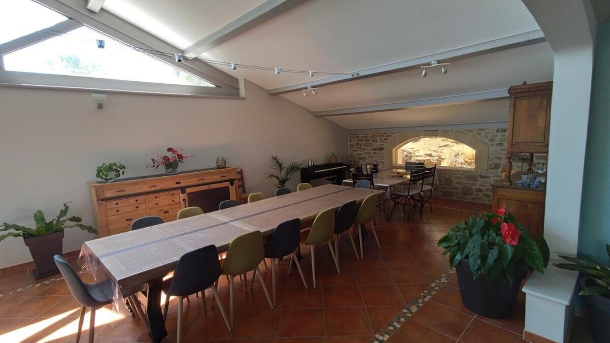 La Villa Moursoise 4 Etoiles Bagian luar foto