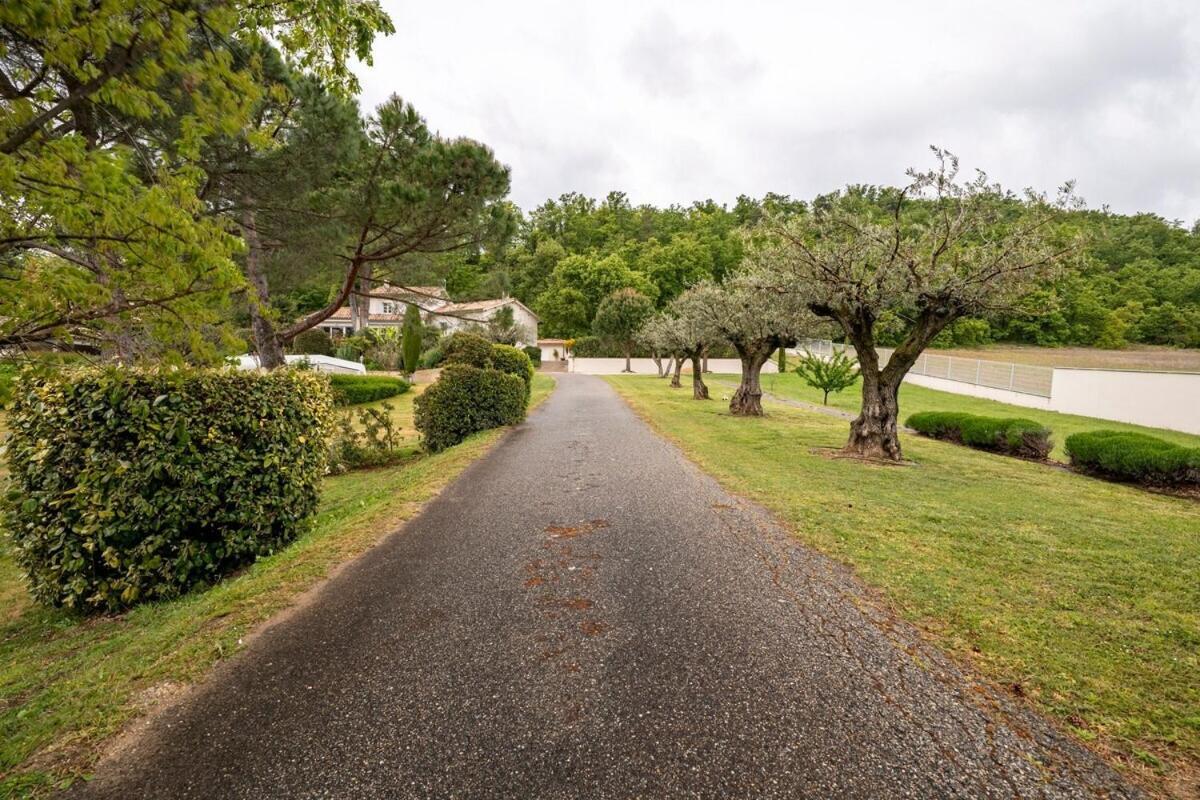 La Villa Moursoise 4 Etoiles Bagian luar foto