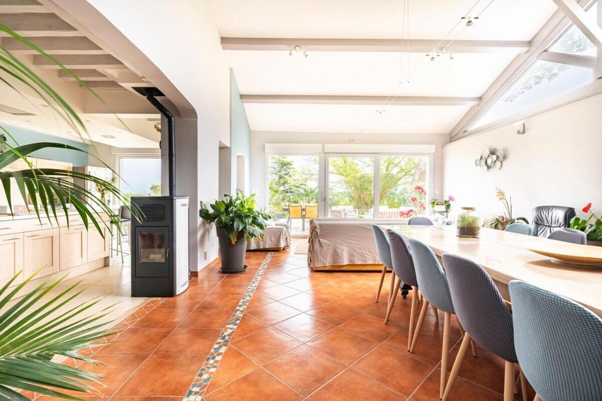 La Villa Moursoise 4 Etoiles Bagian luar foto