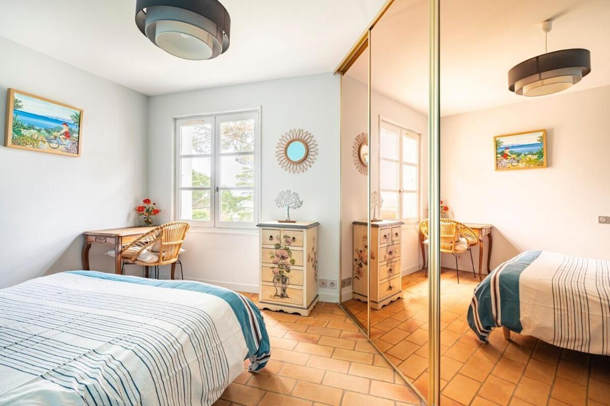 La Villa Moursoise 4 Etoiles Bagian luar foto