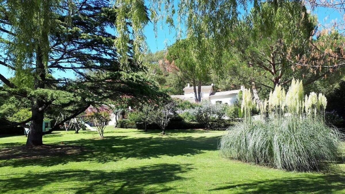 La Villa Moursoise 4 Etoiles Bagian luar foto