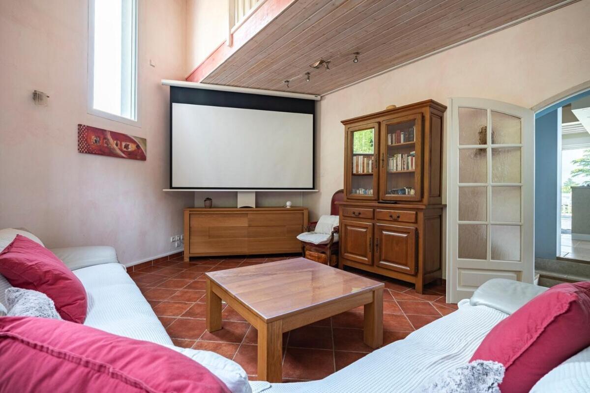 La Villa Moursoise 4 Etoiles Bagian luar foto