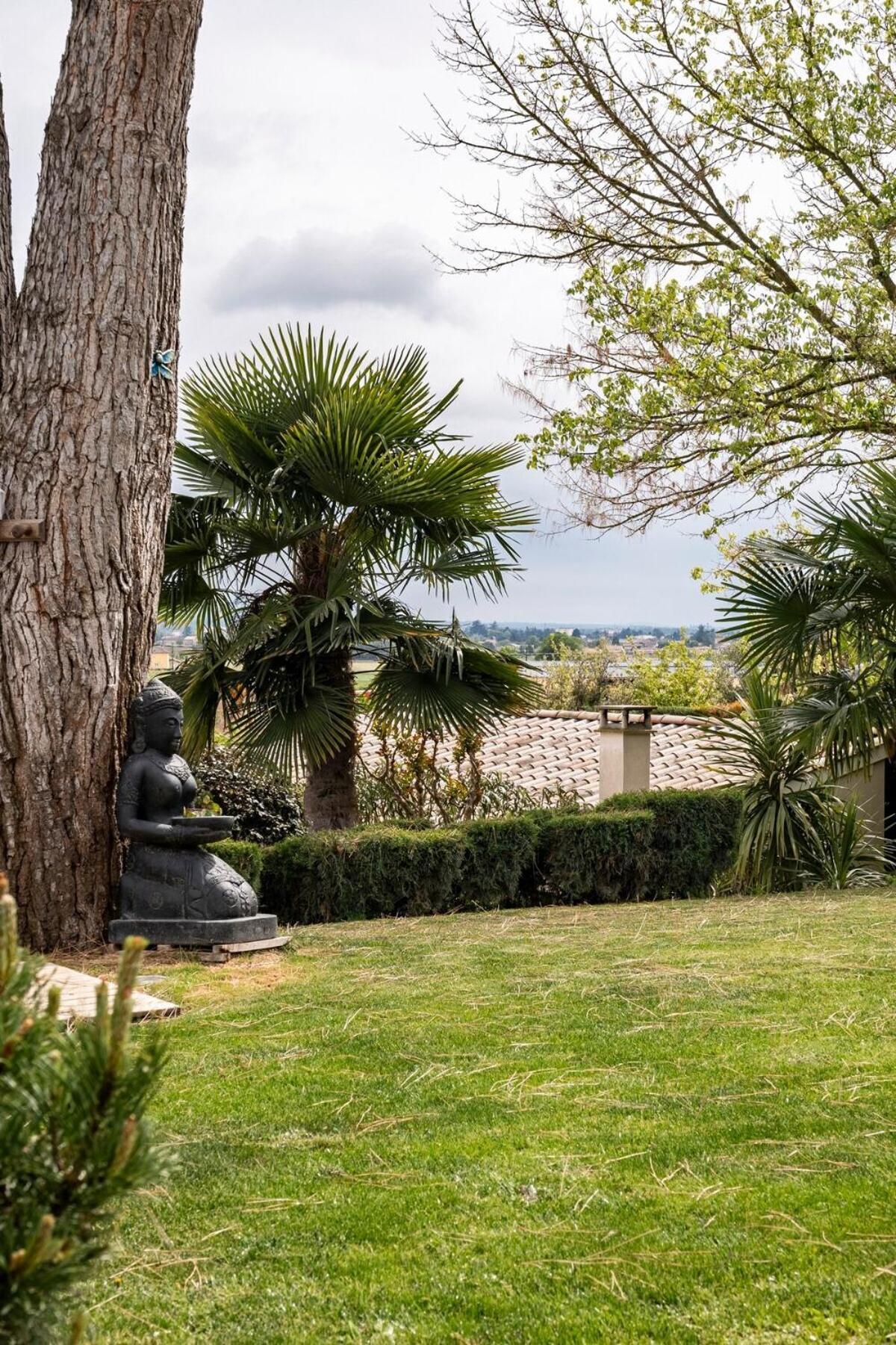 La Villa Moursoise 4 Etoiles Bagian luar foto