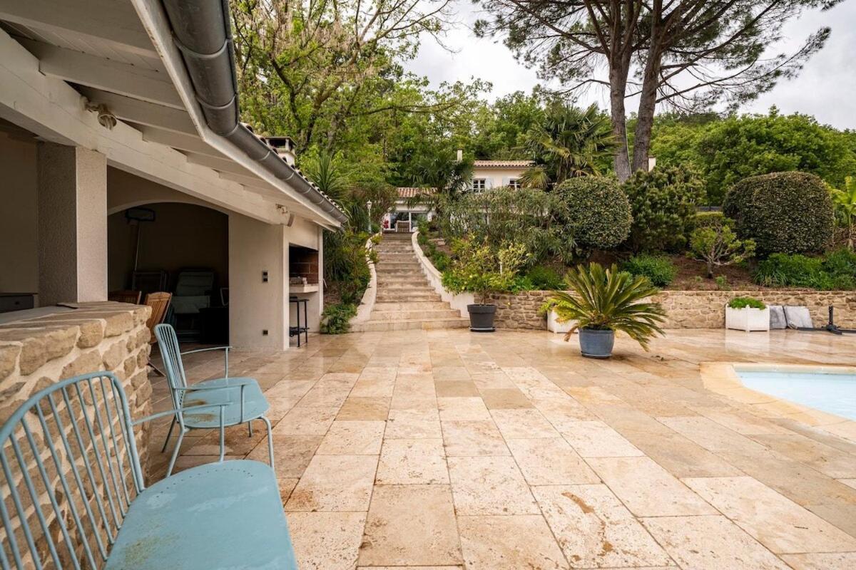 La Villa Moursoise 4 Etoiles Bagian luar foto