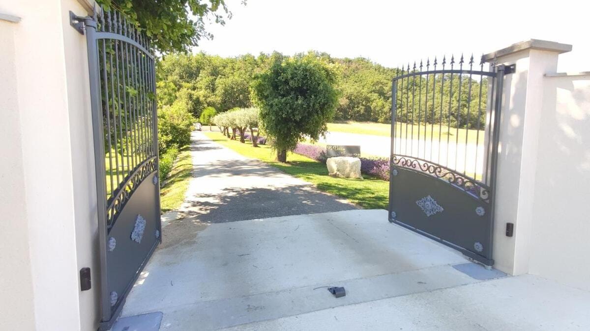 La Villa Moursoise 4 Etoiles Bagian luar foto