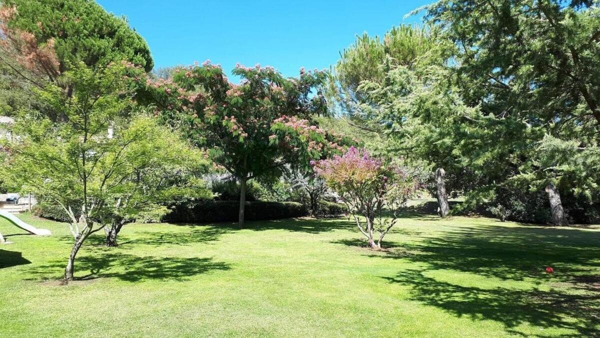 La Villa Moursoise 4 Etoiles Bagian luar foto
