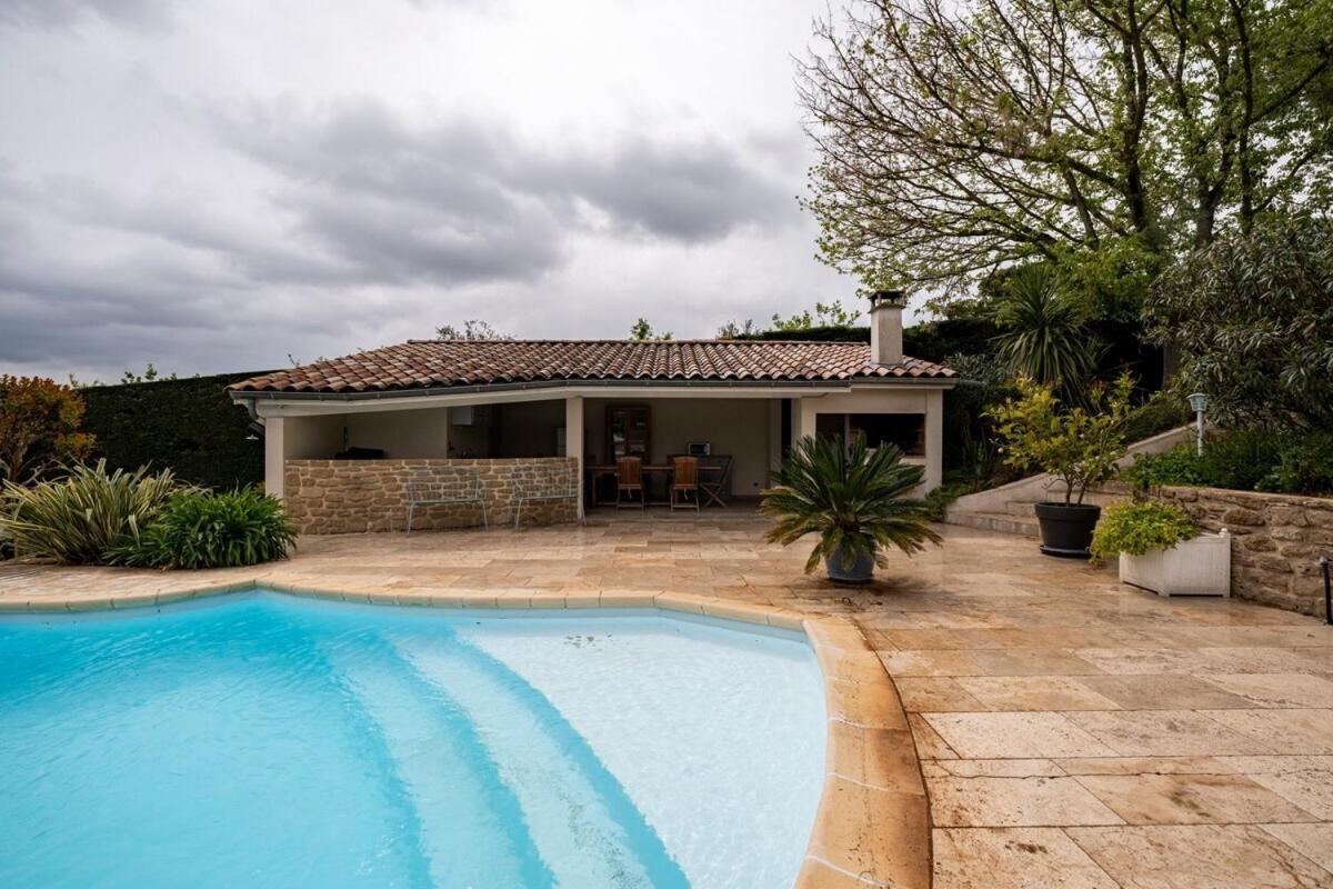 La Villa Moursoise 4 Etoiles Bagian luar foto