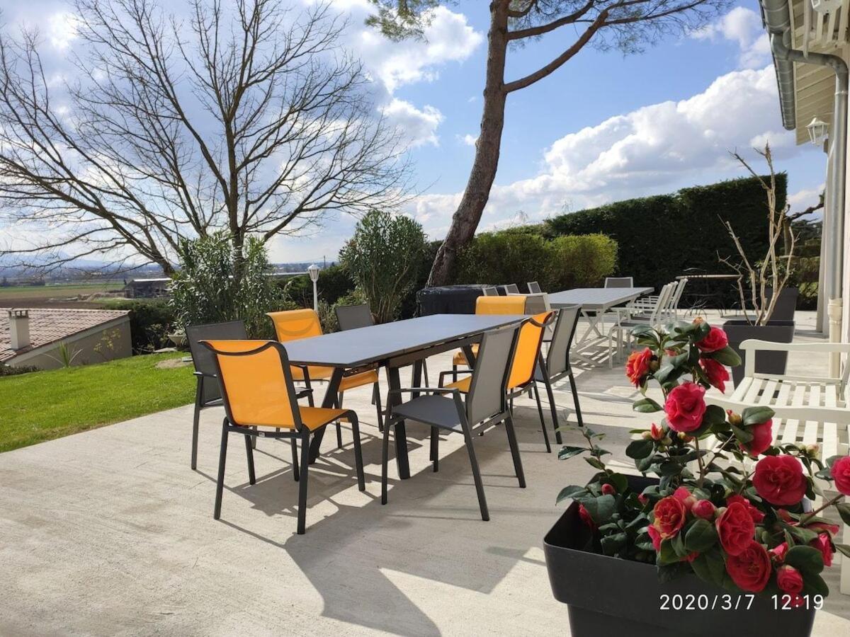 La Villa Moursoise 4 Etoiles Bagian luar foto