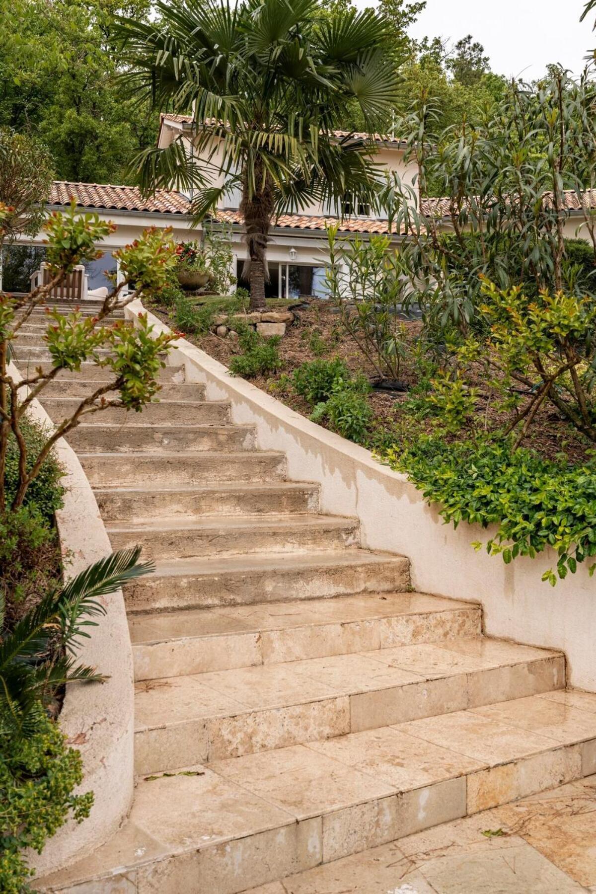 La Villa Moursoise 4 Etoiles Bagian luar foto