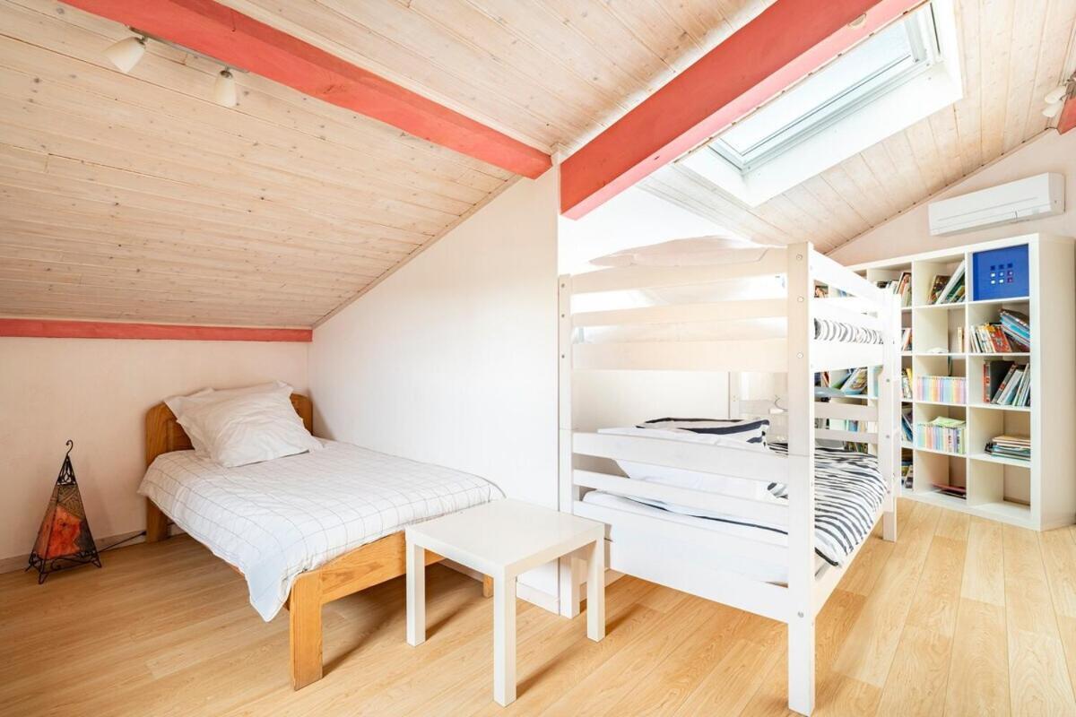 La Villa Moursoise 4 Etoiles Bagian luar foto
