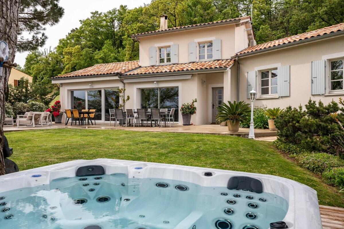 La Villa Moursoise 4 Etoiles Bagian luar foto